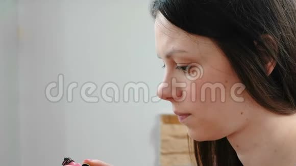 年轻漂亮的女人用睫毛膏涂眼睛侧视视频的预览图