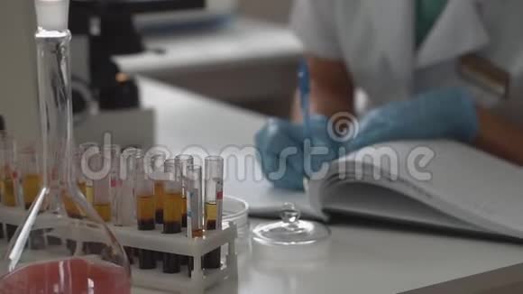 医学检验实验室实验室辅助食品检验视频的预览图