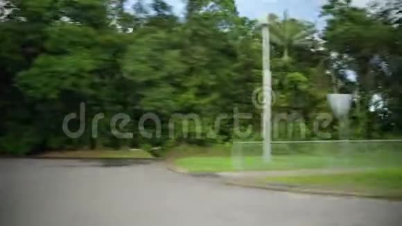 一辆卡车向丛林的右边开视频的预览图