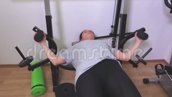 在健身房锻炼手臂和胸部的女人视频的预览图