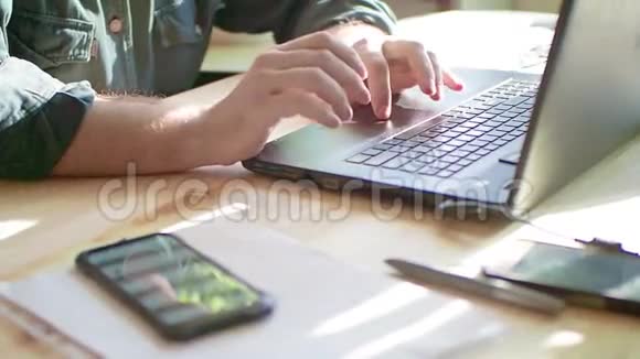 一个用鼠标和键盘上网的人视频的预览图