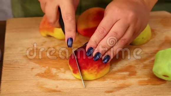 女人切桃子是为了把它放进搅拌机照相机从左到右移动视频的预览图