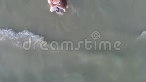 鸟瞰年轻夫妇在热带蓝色海洋浮潜视频的预览图