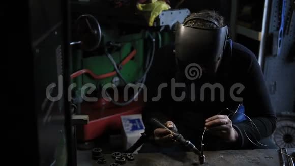 车间焊工人虎焊视频的预览图