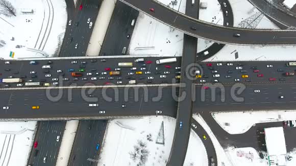 一条有许多汽车的公路的高角度拍摄视频的预览图