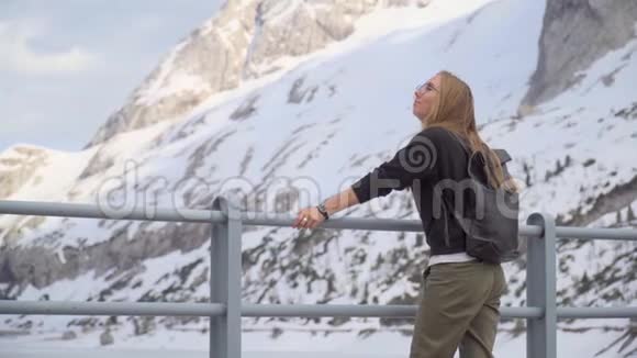 放松的时髦女孩享受山景视频的预览图