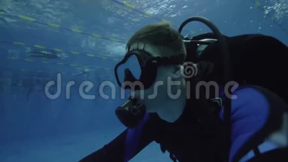 深池潜水者潜水面罩及潜水装备训练视频的预览图