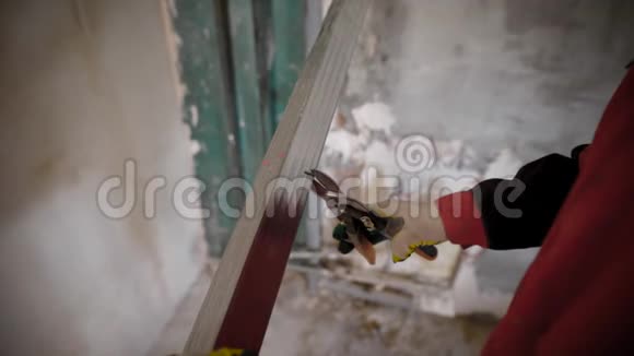施工人员使用金属切割剪刀切割金属干壁型材视频的预览图