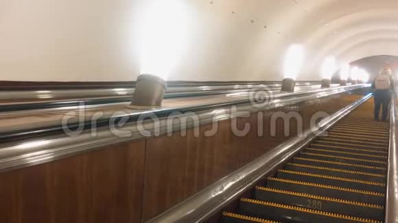 自动扶梯地铁的台阶现代自动扶梯电子系统移动地铁里的自动扶梯地下视频的预览图