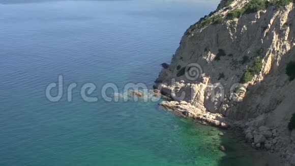 倾斜关闭斯卡拉马里昂塔索斯希腊前海岸线视频的预览图