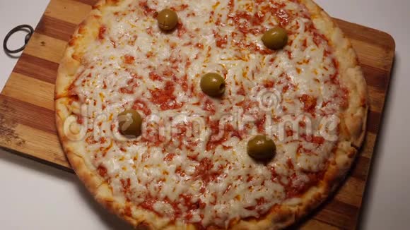 意大利披萨橄榄和调味品视频的预览图