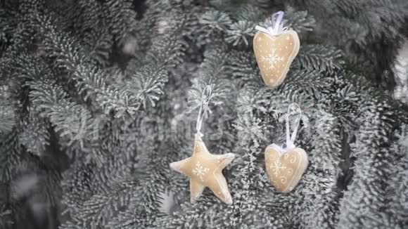 冬季公园雪杉枝上的纺织米色圣诞玩具视频的预览图