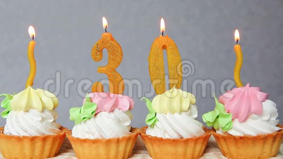30岁生日快乐蛋糕和黄色数字蜡烛视频的预览图