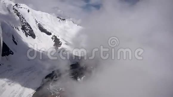 飞越云中的冰川山视频的预览图