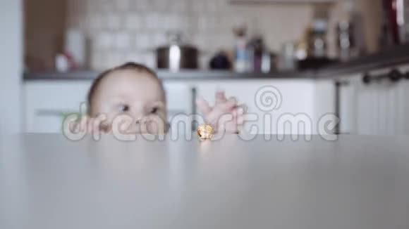 从桌上拿爆米花的小孩视频的预览图