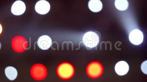 音乐音乐会上闪烁着明亮的红黄白灯一组灯打开和关闭视频的预览图