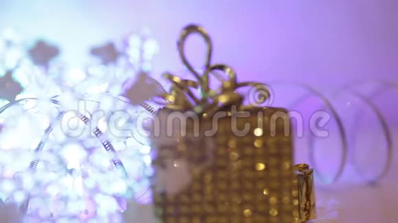 带有雪花的金色礼盒圣诞节寒假的装饰呈现抽象的波克闪亮的模糊的视频的预览图
