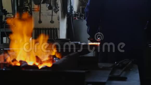 铁匠用铁折反火视频的预览图