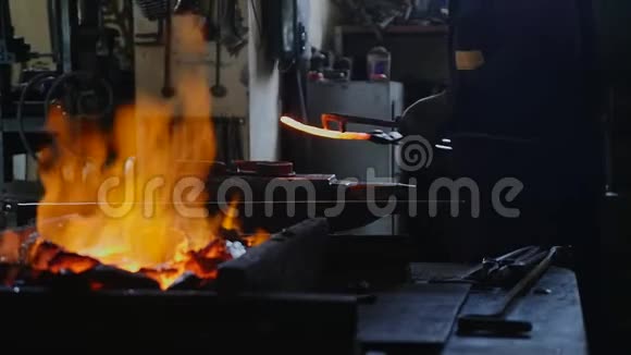 铁匠用铁折反火视频的预览图