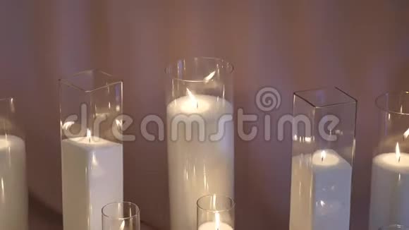 用柔和的烛光燃烧一根白色蜡烛的特写镜头蜡烛慢慢融化视频的预览图