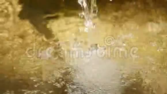 公园人工瀑布的特写落水水滴水视频的预览图