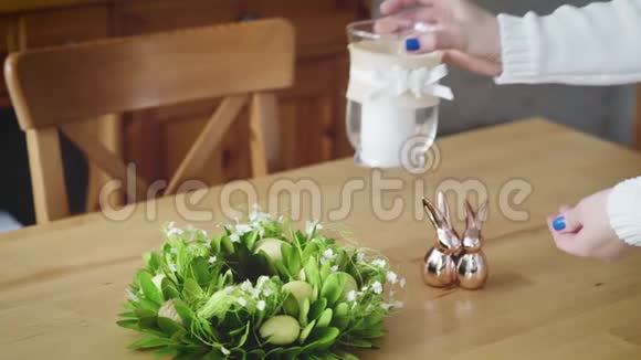女人在桌子上布置漂亮的复活节装饰品视频的预览图