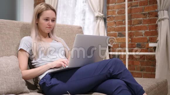 神奇女人在床上震惊的结果笔记本电脑视频的预览图