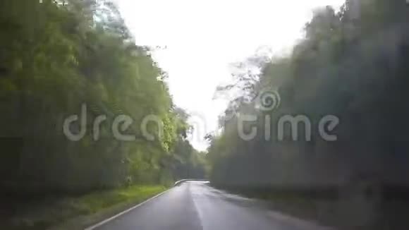 在雨中驾驶着挡风玻璃雨刷在乡村道路上视频的预览图