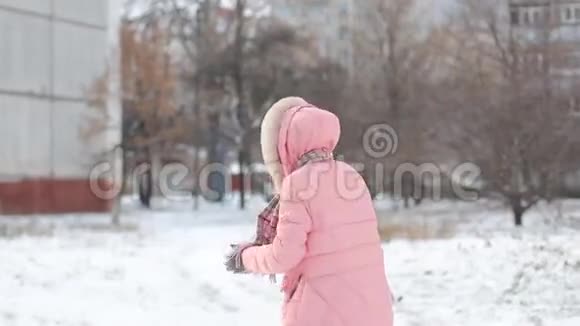 开朗的女孩说和微笑视频的预览图