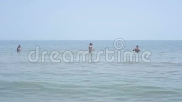 男人在海里洗澡玩球视频的预览图
