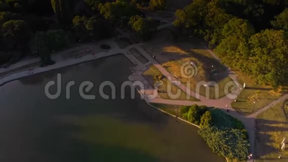 PolaMokotowskie华沙公园有湖泊和城市鸟瞰图视频的预览图