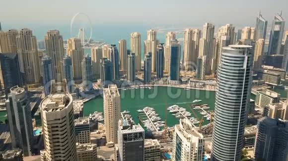 鸟瞰迪拜码头区视频的预览图