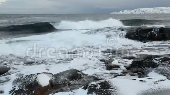 巴伦支海海岸的冬季风暴北极景观视频的预览图
