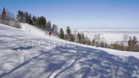 在Belokurikha附近的山上有高山滑雪者视频的预览图