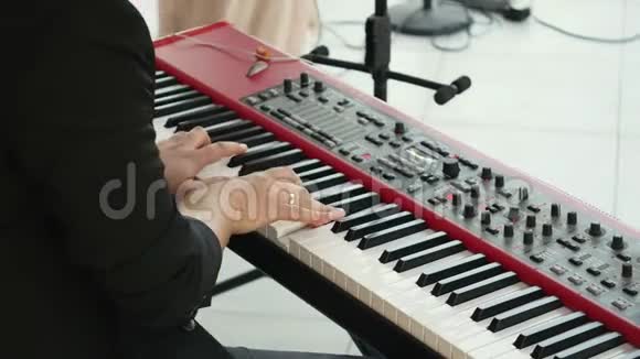 人手弹琴合上音乐钢琴男性手指弹钢琴演奏过程中的键盘乐器音乐剧视频的预览图