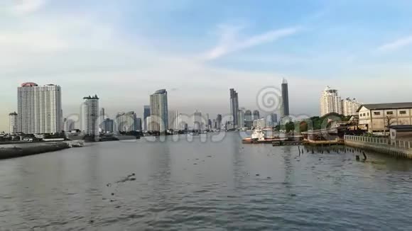 晚上可观赏潮法拉河风光乘客船前往泰国曼谷水道视频的预览图