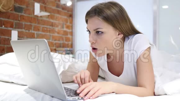 被笔记本电脑结果震惊的卧床妇女在想视频的预览图