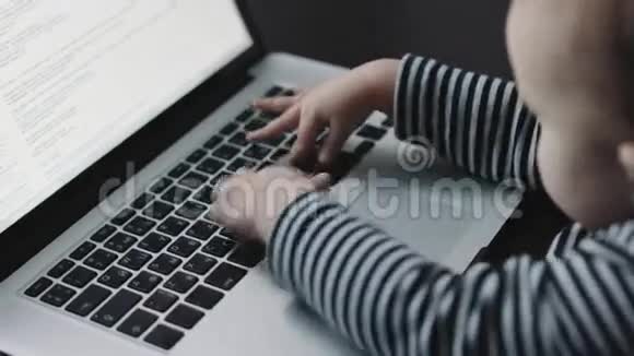 幼儿的手触摸手提电脑键盘视频的预览图