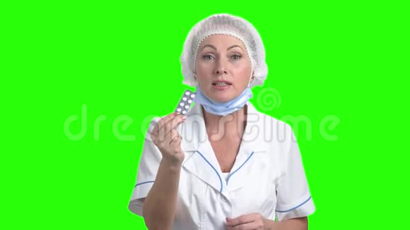 相当漂亮的女医生拿着药丸的水泡视频的预览图