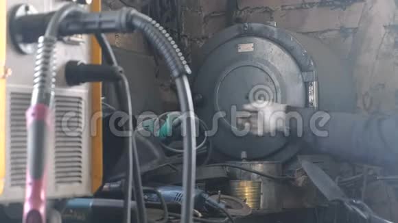 在锻造厂用金属制造刀炉内金属坯料加热视频的预览图