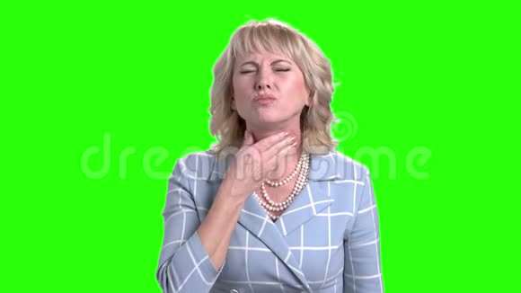 优雅的女人喉咙痛视频的预览图