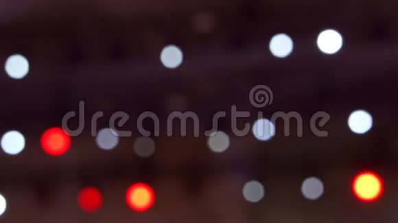 音乐音乐会上闪烁着明亮的红黄蓝灯一组灯打开和关闭视频的预览图