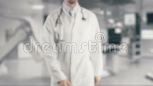 医生手里拿着维生素E视频的预览图