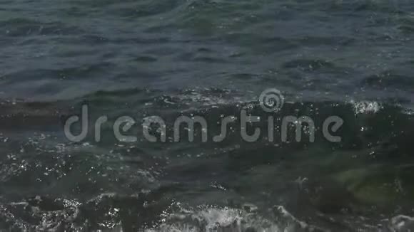 海浪冲击着岩石海岸视频的预览图