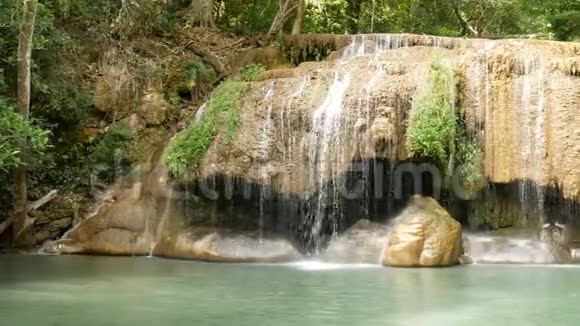 埃拉万瀑布泰国坎恰纳布里著名的旅游景点埃拉万瀑布是热带瀑布视频的预览图