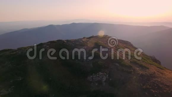 山顶日落的无人机视频视频的预览图
