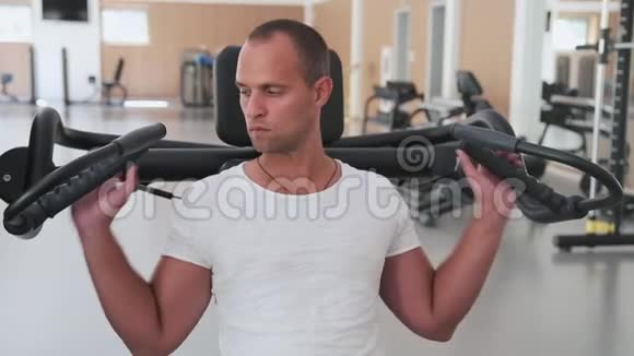 健美运动员训练健身馆肩部肌肉模拟器视频的预览图