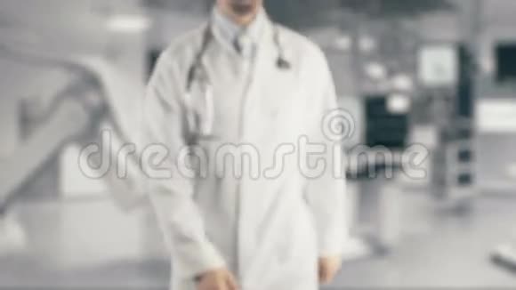 医生手里拿着维生素D视频的预览图