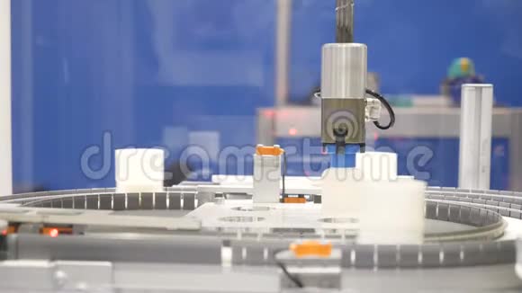 机械手移动塑料瓶传送带工厂生产视频的预览图