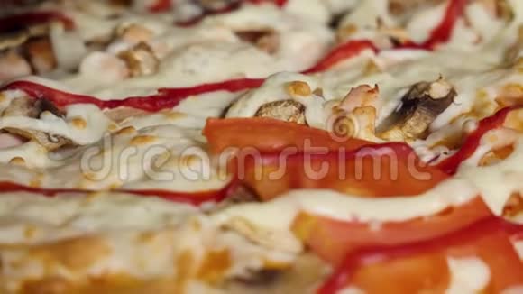 把披萨收起来框架披萨在盘子里旋转披萨背景意大利大比萨饼黑橄榄培根意大利香肠视频的预览图